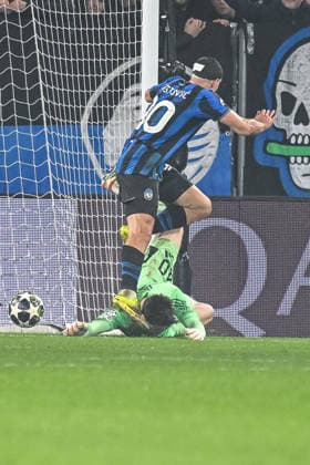 Nikola Krst (Atalanta BC) und Torwart Jonas Urbig (FC Bayern München) battle for the ball during the UEFA Champions League 2025 26 Round of 16 First Leg match between Atalanta BC and FC Bayern München at Stadio di Bergamo on March 10, 2026 in Bergamo, Italy. (Photo by Harry Langer DeFodi Images) -