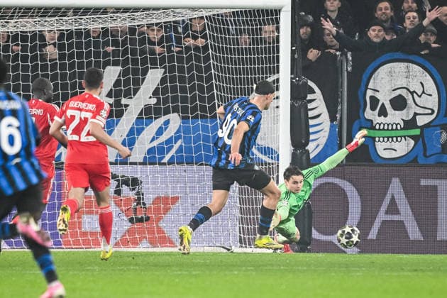 Nikola Krst (Atalanta BC) and Torwart Jonas Urbig (FC Bayern München) battle for the ball during the UEFA Champions League 2025 26 Round of 16 First Leg match between Atalanta BC and FC Bayern München at Stadio di Bergamo on March 10, 2026 in Bergamo, Italy. (Photo by Harry Langer DeFodi Images) -