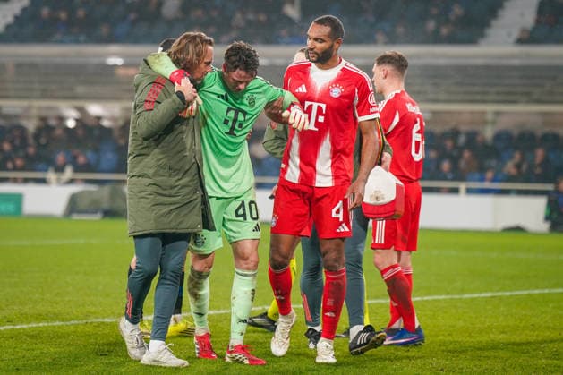 Italien: Fussball UEFA Champions League 2025 - 2026, Achtelfinale - Atalanta Bergamo vs FC Bayern München - New Balance Arena (Bergamo): Jonas Urbig (FC Bayern München, 40) muss nach dem Zusammenprall mit Nikola KrstoviÄ‡ Nikola Krstovic (Atalanta Bergamo, 90) behandelt werden und wird gestützt von zwei Betreuern von Platz getragen. Copyright: xJOERANxSTEINSIEKx