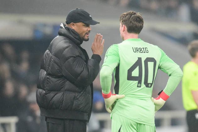 Fußball, Championsleague, , Atalanta Bergamo - FC Bayern München. Im Bild v.l. Trainer Bayern Vincent KOMPANY, Torwart Jonas URBIG (Bayern, 40). Bergamo New Balance Arena Lombardei Italien Copyright: Passion2Press MarkusxFischerx