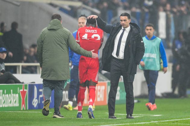 Fußball, Championsleague, 20260310, Atalanta Bergamo - FC Bayern München. Im Bild Verletzung, v.l. Alphonso DAVIES (Bayern, 19), Trainer Bergamo Raffaele PALLADINO. Bergamo New Balance Arena Lombardei Italien Copyright: Passion2Press MarkusxFischerx
