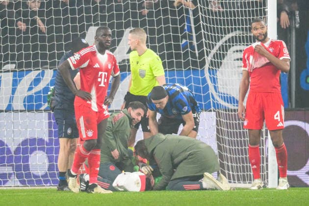 Fußball, Championsleague, , Atalanta Bergamo - FC Bayern München. Im Bild Verletzung, Torwart Jonas URBIG (Bayern, 40). Bergamo New Balance Arena Lombardei Italien Copyright: Passion2Press MarkusxFischerx