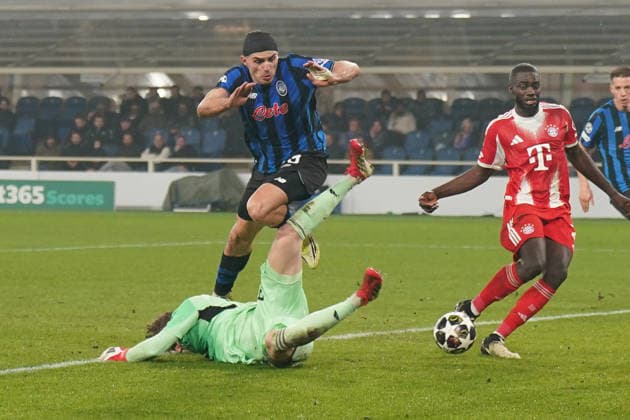 Italien: Fussball UEFA Champions League 2025 - 2026, Achtelfinale - Atalanta Bergamo vs FC Bayern München - New Balance Arena (Bergamo): Jonas Urbig (FC Bayern München, 40) muss nach dem Zusammenprall mit Nikola KrstoviÄ‡ Nikola Krstovic (Atalanta Bergamo, 90) behandelt werden und wird später vom Platz getragen. Copyright: xJOERANxSTEINSIEKx