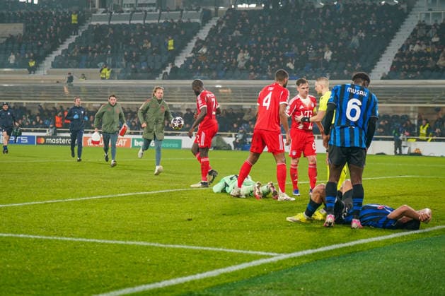 Italien: Fussball UEFA Champions League 2025 - 2026, Achtelfinale - Atalanta Bergamo vs FC Bayern München - New Balance Arena (Bergamo): Jonas Urbig (FC Bayern München, 40) muss nach dem Zusammenprall mit Nikola KrstoviÄ‡ Nikola Krstovic (Atalanta Bergamo, 90) behandelt werden und wird später vom Platz getragen. Copyright: xJOERANxSTEINSIEKx