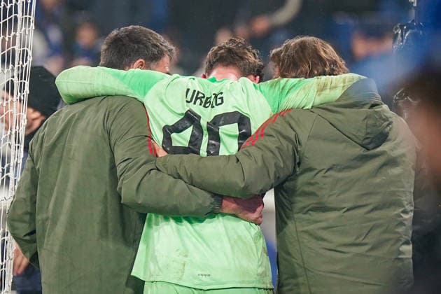 Italien: Fussball UEFA Champions League 2025 - 2026, Achtelfinale - Atalanta Bergamo vs FC Bayern München - New Balance Arena (Bergamo): Jonas Urbig (FC Bayern München, 40) muss nach dem Zusammenprall mit Nikola KrstoviÄ‡ Nikola Krstovic (Atalanta Bergamo, 90) behandelt werden und wird gestützt von zwei Betreuern von Platz getragen. Copyright: xJOERANxSTEINSIEKx