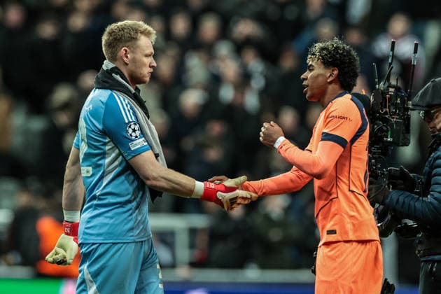 Newcastle United FC v FC Barcelona, Barca - UEFA Champions League 2025 26 Round of 16 First Leg Lamine Yamal of Barcelona speaks to Newcastle United goalkeeper Aaron Ramsdale after scoring a last-minute penalty to make it 1-1 during the UEFA Champions League Last 16 match between Newcastle United and Barcelona at St. James s Park in Newcastle, United Kingdom, on March 10, 2026. Newcastle Tyne and Wear United Kingdom  Copyright: xNewsxImagesx originalFilename:cosgrove-uefacham260310_npFtD.jpg