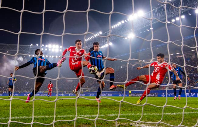 10.03.2026, Fussball UEFA Championsleague 2025 2026: Achtelfinale, Atalanta Bergamo - FC Bayern München, in der New Balance Arena (Bergamo, Italien), Torschuss zum 6:0 von Jamal Musiala (3.v.re Bayern München) re: Luis Diaz (FC Bayern München), li: Yunus Musah (Atalanta Bergamo), 3.v.li: Berat Djimsiti (Atalanta Bergamo)