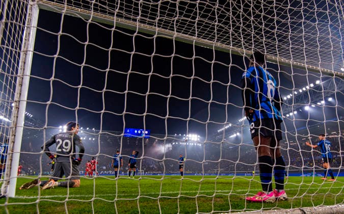 10.03.2026, Fussball UEFA Championsleague 2025 2026: Achtelfinale, Atalanta Bergamo - FC Bayern München, in der New Balance Arena (Bergamo, Italien), Torwart Marco Carnesecchi (Atalanta Bergamo) geschockt am Boden, nach dem erneuten Gegentor, es steht 0:5. re: Yunus Musah (Atalanta Bergamo)