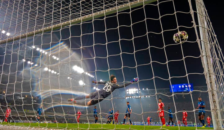 10.03.2026, Fussball UEFA Championsleague 2025 2026: Achtelfinale, Atalanta Bergamo - FC Bayern München, in der New Balance Arena (Bergamo, Italien), Torschuss zum 0:5 von Michael Olise (mitte hinten, FC Bayern München), Torwart Marco Carnesecchi (Atalanta Bergamo) fliegt vergeblich.