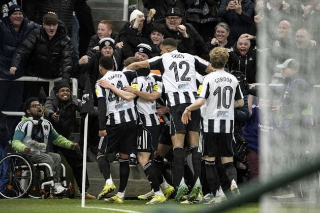 NEWCASTLE UPON TYNE, ENGLAND - MARCH 10: Harvey Barnes of Newcastle United FC celebrating with teammate after scoring the team s first goal during the UEFA Champions League 2025 26 Round of 16 First Leg match between Newcastle United FC and FC Barcelona, Barca at St James Park on March 10, 2026 in Newcastle upon Tyne, England. (Photo by Richard Callis Sports Press Photo )  Copyright: xSportsxPressxPhotox Sportspressphoto_SPR107603