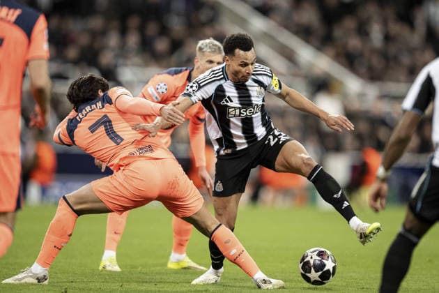 NEWCASTLE UPON TYNE, ENGLAND - MARCH 10: Jacob Murphy of Newcastle United FC (R) and Ferran Torres of FC Barcelona, Barca (L) fight for possession during the UEFA Champions League 2025 26 Round of 16 First Leg match between Newcastle United FC and FC Barcelona at St James Park on March 10, 2026 in Newcastle upon Tyne, England. (Photo by Richard Callis Sports Press Photo )  Copyright: xSportsxPressxPhotox Sportspressphoto_SPR107607