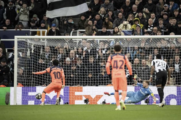 NEWCASTLE UPON TYNE, ENGLAND - MARCH 10: Lamine Yamal of FC Barcelona, Barca shoots for goal during the UEFA Champions League 2025 26 Round of 16 First Leg match between Newcastle United FC and FC Barcelona at St James Park on March 10, 2026 in Newcastle upon Tyne, England. (Photo by Richard Callis Sports Press Photo )  Copyright: xSportsxPressxPhotox Sportspressphoto_SPR107608