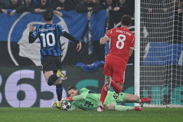 CALCIO - UEFA Champions League - Atalanta BC vs FC Bayern Munchen Lazar Samardzic of Atalanta B.C. and Jonas Urbig of F.C. Bayern Munchen are in action during the UEFA Champions League 2025 26 League Round of 16 First Leg match between Atalanta B.C. v Bayern Munchen at the Bergamo Stadium on March 10, 2026 in Bergamo, Italy. Bergamo Italy  Copyright: xIPAxSport ABACAx