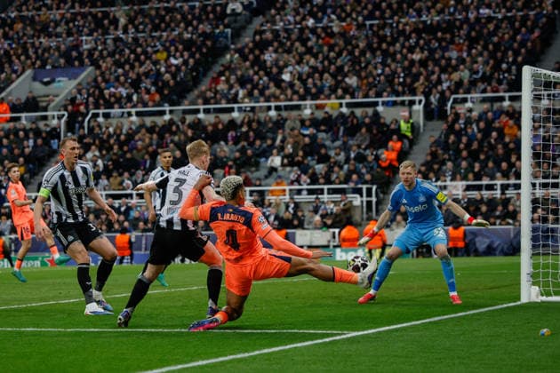 Newcastle United v Barcelona, Champions League Ronald Araujo of Barcelona keeps the ball in play during the Champions League match between Newcastle United and Barcelona at St. James s Park, Newcastle, UK on 10 March 2026. Newcastle St. James s Park Tyne and Wear UK Editorial use only , Copyright: xCraigxCowanx PSI-23867-0183