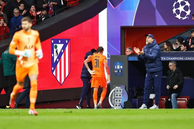 Antonin Kinsky (Tottenham), MARCH 10, 2026 - Football Soccer : Kinsky being consoled by team staff after being substituted during UEFA Champions League Round of 16 1st leg match between Club Atletico de Madrid - Tottenham Hotspur at the Estadio Metropolitano in Madrid, Spain. Noxthirdxpartyxsales  aflo_323024396