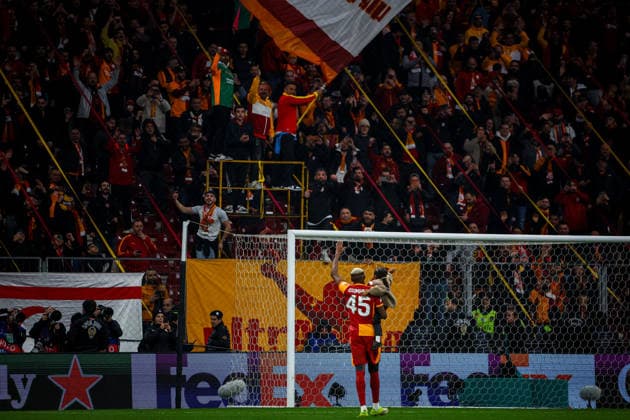 Galatasaray vs Liverpool UEFA Champions League 2025-26 Round of 16 - 1st leg Victor Osimhen of Galatasaray SK and hiz daughter celebrates the end of the match with the fans. Galatasaray SK and Liverpool FC faced each other at UEFA Champions League 2025 26 League Round of 16 - 1st leg. The match took place in Ali Sami Yen Rams Park Stadium on March 10th, 2026. Istanbul Istanbul Turkey Copyright: xBurakxBasturkx