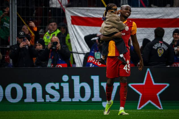 Galatasaray vs Liverpool UEFA Champions League 2025-26 Round of 16 - 1st leg Victor Osimhen of Galatasaray SK and hiz daughter celebrates the end of the match with the fans. Galatasaray SK and Liverpool FC faced each other at UEFA Champions League 2025 26 League Round of 16 - 1st leg. The match took place in Ali Sami Yen Rams Park Stadium on March 10th, 2026. Istanbul Istanbul Turkey Copyright: xBurakxBasturkx