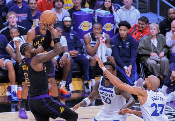 March 10, 2026, Los Angeles, California, USA: Deandre Ayton 5 of the Los Angeles Lakers puts up a shot during a regular season NBA, Basketball Herren, USA game against the Minnesota Timberwolves on Tuesday March 10, 2026 at Crypto.com Arena in Los Angeles, California. JAVIER ROJAS PI Los Angeles USA - ZUMAp124 20260310_zaa_p124_063 Copyright: xJavierxRojasx
