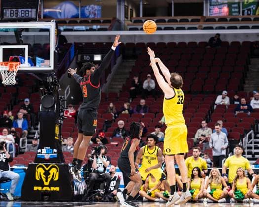 March 10, 2026, Chicago, Illinois, USA: Oregon men s basketball player NATE BITTLE shoots a three-pointer during the second half of the Big Ten Tournament first round game against Maryland at the United Center. Chicago USA - ZUMAw173 20260310_zsp_w173_010 Copyright: xLukexWelshx