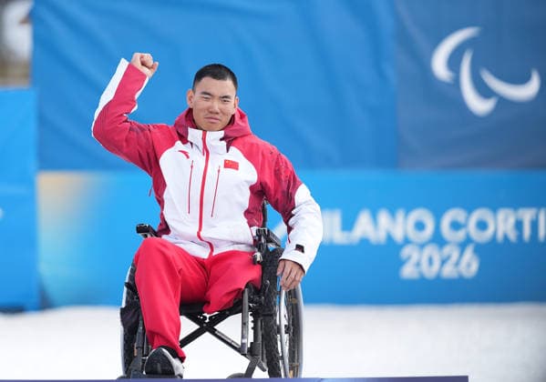 (260311) -- TESERO, March 11, 2026 -- Gold medalist Liu Zixu of China poses on the podium after the final of the Para Cross-Country Skiing men s Sprint Sitting event at the Milan-Cortina 2026 Paralympic Winter games, Winterspiele,Spiele, Summer games in Tesero, Italy, March 10, 2026. ) (SP)ITALY-TESERO-PARALYMPIC WINTER GAMES-PARA CROSS-COUNTRY-MEN S SPRINT SITTING HouxZhaokang 