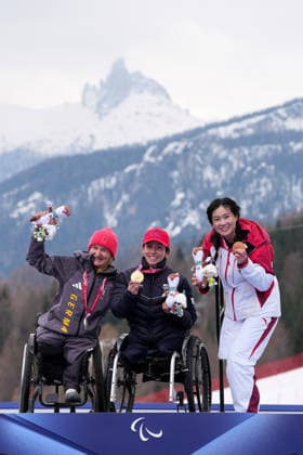 (260311) -- CORTINA D AMPEZZO, March 11, 2026 -- Gold medalist Audrey Pascual Seco (C) of Spain, silver medalist Anna-Lena Forster (L) of Germany, and bronze medalist Liu Sitong of China pose on the podium during the awarding ceremony for the para alpine skiing women s combined sitting event at the Milan-Cortina 2026 Paralympic Winter games, Winterspiele,Spiele, Summer games in Cortina D ampezzo, Italy, March 10, 2026. ) (SP)ITALY-CORTINA D AMPEZZO-PARALYMPIC WINTER GAMES-PARA ALPINE SKIING-WOMEN S COMBINED-SITTING LianxYi 