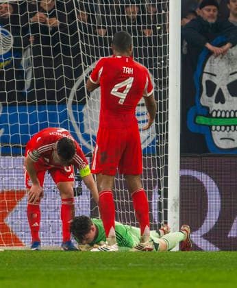 10.03.2026, Fussball UEFA Championsleague 2025 2026: Achtelfinale, Atalanta Bergamo - FC Bayern München, in der New Balance Arena (Bergamo, Italien), Torwart Jonas Urbig (li, FC Bayern München) liegt nach zusammenprall mit Kopfverletzung am Boden. Joshua Kimmich (FC Bayern München) und Jonathan Tah (FC Bayern München) kümmern sich um ihn
