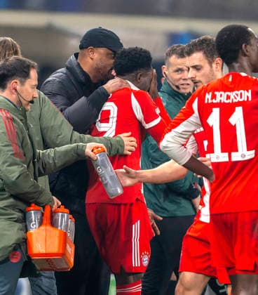 10.03.2026, Fussball UEFA Championsleague 2025 2026: Achtelfinale, Atalanta Bergamo - FC Bayern München, in der New Balance Arena (Bergamo, Italien), Trainer Vincent Kompany (mitte, FC Bayern München) wechselt Alphonso Davies (FC Bayern München) aus der sich verletzt hat.
