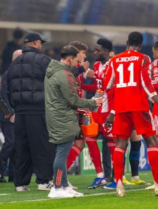 10.03.2026, Fussball UEFA Championsleague 2025 2026: Achtelfinale, Atalanta Bergamo - FC Bayern München, in der New Balance Arena (Bergamo, Italien), Trainer Vincent Kompany (FC Bayern München) wechselt Alphonso Davies (FC Bayern München) aus der sich verletzt hat.