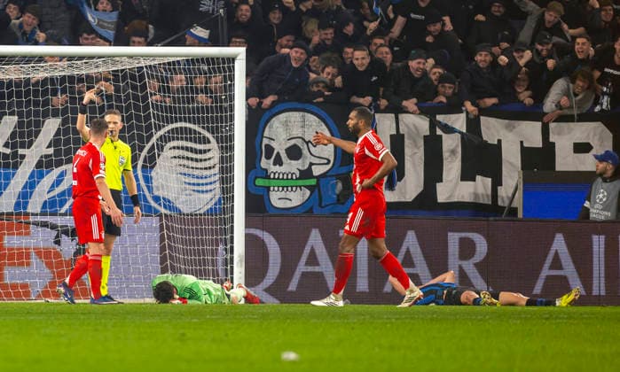 10.03.2026, Fussball UEFA Championsleague 2025 2026: Achtelfinale, Atalanta Bergamo - FC Bayern München, in der New Balance Arena (Bergamo, Italien), Torwart Jonas Urbig (li, FC Bayern München) liegt nach zusammenprall mit Kopfverletzung am Boden. Joshua Kimmich (FC Bayern München) und Jonathan Tah (FC Bayern München) kümmern sich um ihn