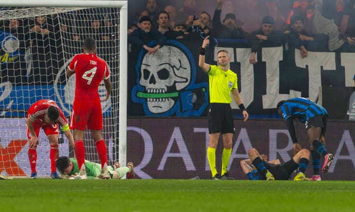10.03.2026, Fussball UEFA Championsleague 2025 2026: Achtelfinale, Atalanta Bergamo - FC Bayern München, in der New Balance Arena (Bergamo, Italien), Torwart Jonas Urbig (li, FC Bayern München) liegt nach zusammenprall mit Kopfverletzung am Boden. Joshua Kimmich (FC Bayern München) und Jonathan Tah (FC Bayern München) kümmern sich um ihn