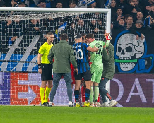 10.03.2026, Fussball UEFA Championsleague 2025 2026: Achtelfinale, Atalanta Bergamo - FC Bayern München, in der New Balance Arena (Bergamo, Italien), Torwart Jonas Urbig (FC Bayern München) wird nach zusammenprall mit Kopfverletzung vom Platz geführt
