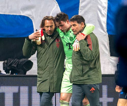 10.03.2026, Fussball UEFA Championsleague 2025 2026: Achtelfinale, Atalanta Bergamo - FC Bayern München, in der New Balance Arena (Bergamo, Italien), Torwart Jonas Urbig (FC Bayern München) wird mit Kopfverletzung vom Platz geführt