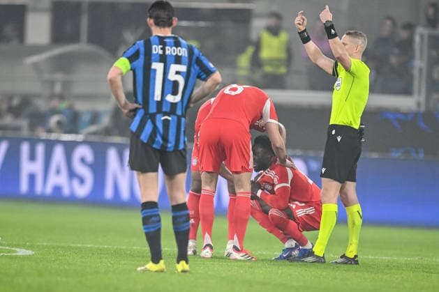 Alphonso Davies (FC Bayern München) injured during the UEFA Champions League 2025 26 Round of 16 First Leg match between Atalanta BC and FC Bayern München at Stadio di Bergamo on March 10, 2026 in Bergamo, Italy. (Photo by Harry Langer DeFodi Images) -