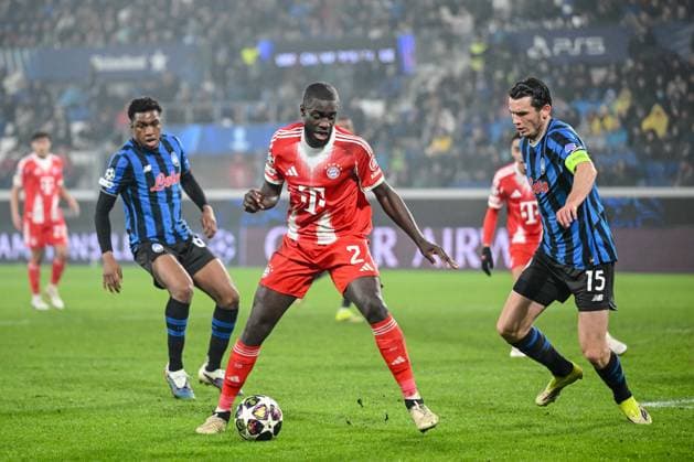 Dayot Upamecano (FC Bayern München) und Marten de Roon (Atalanta BC) battle for the ball during the UEFA Champions League 2025 26 Round of 16 First Leg match between Atalanta BC and FC Bayern München at Stadio di Bergamo on March 10, 2026 in Bergamo, Italy. (Photo by Harry Langer DeFodi Images) -