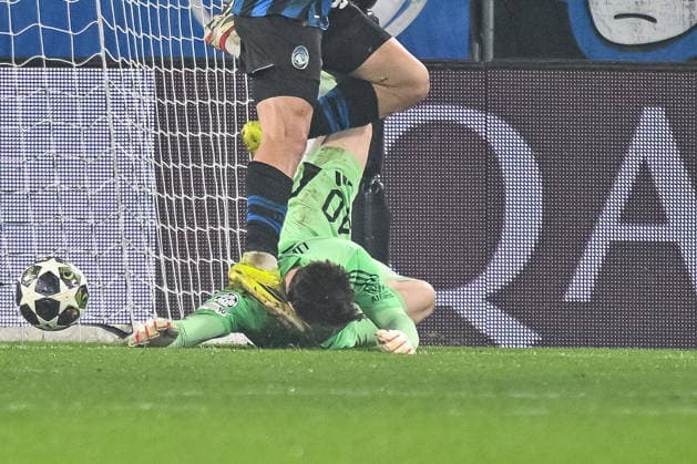 Torwart Jonas Urbig (FC Bayern München) und Nikola Krst (Atalanta BC) He is hit in the head during a battle for the ball during the UEFA Champions League 2025 26 Round of 16 First Leg match between Atalanta BC and FC Bayern München at Stadio di Bergamo on March 10, 2026 in Bergamo, Italy. (Photo by Harry Langer DeFodi Images) -