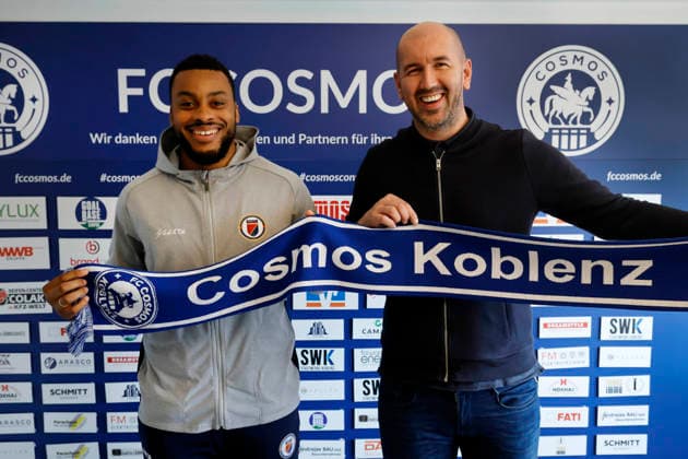 Weißenthurm, Deutschland, 10.03.2026 FC Cosmos Koblenz Der Torwart Josue DUVERGER ( FC Cosmos Koblenz ) li.- mit dem Geschäftsführer des FC Cosmos Admir SOFTIC re.- vor der Sponsorenwand in den Räumen der Geschäftsstelle des FC Cosmos Koblenz in Weißenthurm Der Torwart des Oberligisten ist auch der Torwart der Fussball Nationalmannschaft von Haiti und wird bei der FIFA-Fussball-Weltmeisterschaft in den USA sein Land vertreten. Admir Softic iste in ehemaliiger Profi-Fussballer. *** Weißenthurm, Germany, 10 03 2026 FC Cosmos Koblenz The goalkeeper Josue DUVERGER FC Cosmos Koblenz left with the managing director of FC Cosmos Admir SOFTIC right in front of the sponsor wall in the offices of FC Cosmos Koblenz in Weißenthurm The goalkeeper of the Oberliga club is also the goalkeeper of the national soccer team of Haiti and will represent his country at the FIFA World Cup in the USA Admir Softic is a former professional soccer player