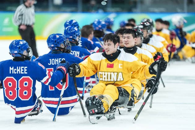 (260311) -- MILAN, March 11, 2026 -- Players of China and the United States greet each other after the Para Ice hockey, Eishockey preliminary round match of Group A between the United States and China at the Milan-Cortina 2026 Paralympic Winter games, Winterspiele,Spiele, Summer games in Milan, Italy, March 10, 2026. ) (SP)ITALY-MILAN-PARALYMPIC WINTER GAMES-PARA ICE HOCKEY-USA VS CHINA LixJing 