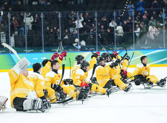 (260311) -- MILAN, March 11, 2026 -- Players of China acknowledge the spectators after the Para Ice hockey, Eishockey preliminary round match of Group A between the United States and China at the Milan-Cortina 2026 Paralympic Winter games, Winterspiele,Spiele, Summer games in Milan, Italy, March 10, 2026. ) (SP)ITALY-MILAN-PARALYMPIC WINTER GAMES-PARA ICE HOCKEY-USA VS CHINA LixJing 
