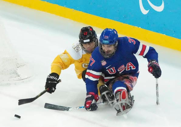 (260311) -- MILAN, March 11, 2026 -- Che Hang (L) of China vies with David Eustace of the United States during the Para Ice hockey, Eishockey preliminary round match of Group A between the United States and China at the Milan-Cortina 2026 Paralympic Winter games, Winterspiele,Spiele, Summer games in Milan, Italy, March 10, 2026. ) (SP)ITALY-MILAN-PARALYMPIC WINTER GAMES-PARA ICE HOCKEY-USA VS CHINA HouxJun 