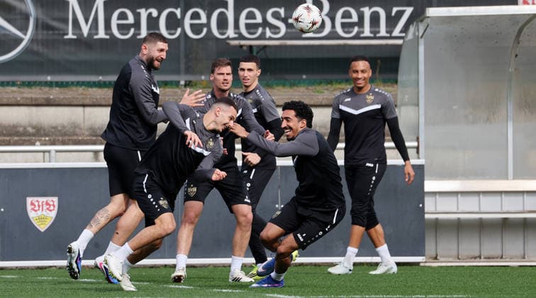 1103.2026, Deutschland, Stuttgart, Fußball VfB Stuttgart Training, vorne v.l. Badredine Bouanani (VfB), Tiago Tomas, hinten v.l. Jeff Chabot, Pascal Stenzel, Bilal El Khannouss, Jamie Leweling Gemäß den Vorgaben der DFL Deutsche Fußball Liga ist es untersagt, in dem Stadion und oder vom Spiel angefertigte Fotoaufnahmen in Form von Sequenzbildern und oder videoähnlichen Fotostrecken zu verwerten bzw. verwerten zu lassen.