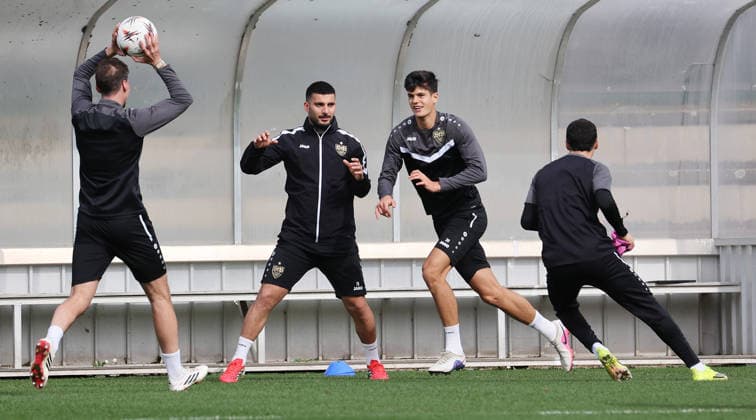 1103.2026, Deutschland, Stuttgart, Fußball VfB Stuttgart Training, v.l. Pascal Stenzel, Deniz Undav (VfB), Chema Andres (VfB) Gemäß den Vorgaben der DFL Deutsche Fußball Liga ist es untersagt, in dem Stadion und oder vom Spiel angefertigte Fotoaufnahmen in Form von Sequenzbildern und oder videoähnlichen Fotostrecken zu verwerten bzw. verwerten zu lassen.
