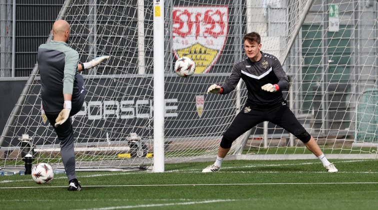 1103.2026, Deutschland, Stuttgart, Fußball VfB Stuttgart Training, v.l. Torwarttrainer Steffen Krebs, Alexander Nübel Gemäß den Vorgaben der DFL Deutsche Fußball Liga ist es untersagt, in dem Stadion und oder vom Spiel angefertigte Fotoaufnahmen in Form von Sequenzbildern und oder videoähnlichen Fotostrecken zu verwerten bzw. verwerten zu lassen.