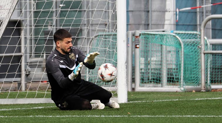 1103.2026, Deutschland, Stuttgart, Fußball VfB Stuttgart Training, Fabian Bredlow Gemäß den Vorgaben der DFL Deutsche Fußball Liga ist es untersagt, in dem Stadion und oder vom Spiel angefertigte Fotoaufnahmen in Form von Sequenzbildern und oder videoähnlichen Fotostrecken zu verwerten bzw. verwerten zu lassen.