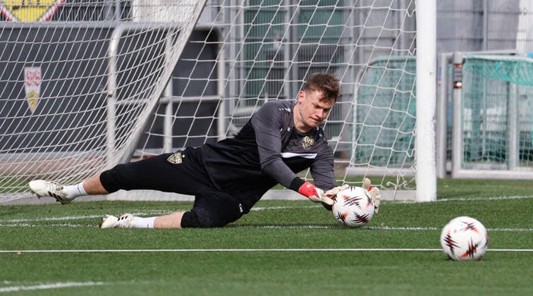 1103.2026, Deutschland, Stuttgart, Fußball VfB Stuttgart Training, Alexander Nübel Gemäß den Vorgaben der DFL Deutsche Fußball Liga ist es untersagt, in dem Stadion und oder vom Spiel angefertigte Fotoaufnahmen in Form von Sequenzbildern und oder videoähnlichen Fotostrecken zu verwerten bzw. verwerten zu lassen.