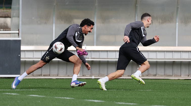 1103.2026, Deutschland, Stuttgart, Fußball VfB Stuttgart Training, v.l. Tiago Tomas, Badredine Bouanani (VfB) Gemäß den Vorgaben der DFL Deutsche Fußball Liga ist es untersagt, in dem Stadion und oder vom Spiel angefertigte Fotoaufnahmen in Form von Sequenzbildern und oder videoähnlichen Fotostrecken zu verwerten bzw. verwerten zu lassen.