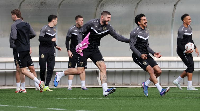 1103.2026, Deutschland, Stuttgart, Fußball VfB Stuttgart Training, vorn v.l. Jeff Chabot fängt Tiago Tomas Gemäß den Vorgaben der DFL Deutsche Fußball Liga ist es untersagt, in dem Stadion und oder vom Spiel angefertigte Fotoaufnahmen in Form von Sequenzbildern und oder videoähnlichen Fotostrecken zu verwerten bzw. verwerten zu lassen.