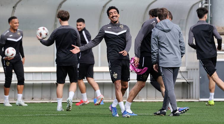1103.2026, Deutschland, Stuttgart, Fußball VfB Stuttgart Training, Tiago Tomas (Mitte) freut sich Gemäß den Vorgaben der DFL Deutsche Fußball Liga ist es untersagt, in dem Stadion und oder vom Spiel angefertigte Fotoaufnahmen in Form von Sequenzbildern und oder videoähnlichen Fotostrecken zu verwerten bzw. verwerten zu lassen.