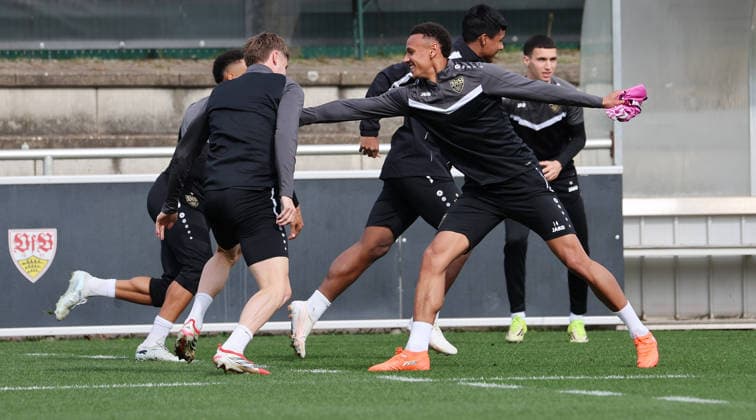 1103.2026, Deutschland, Stuttgart, Fußball VfB Stuttgart Training, v.l. Ramon Hendriks und Luca Jaquez (VfB) beim Fangen Gemäß den Vorgaben der DFL Deutsche Fußball Liga ist es untersagt, in dem Stadion und oder vom Spiel angefertigte Fotoaufnahmen in Form von Sequenzbildern und oder videoähnlichen Fotostrecken zu verwerten bzw. verwerten zu lassen.