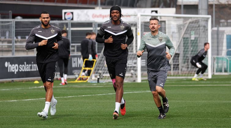 1103.2026, Deutschland, Stuttgart, Fußball VfB Stuttgart Training, v.l. Josha Vagnoman (VfB), Dan-Axel Zagadou (VfB), Physio Martin Franz Gemäß den Vorgaben der DFL Deutsche Fußball Liga ist es untersagt, in dem Stadion und oder vom Spiel angefertigte Fotoaufnahmen in Form von Sequenzbildern und oder videoähnlichen Fotostrecken zu verwerten bzw. verwerten zu lassen.