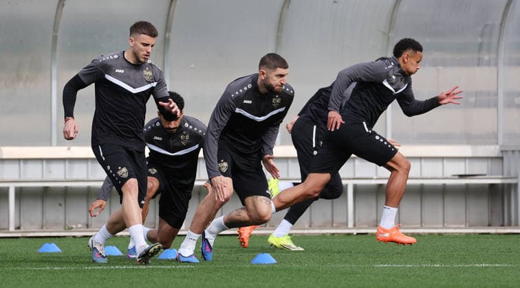 1103.2026, Deutschland, Stuttgart, Fußball VfB Stuttgart Training, v.l. Ermedin Demirovic, Jeff Chabot, Luca Jaquez (VfB) Gemäß den Vorgaben der DFL Deutsche Fußball Liga ist es untersagt, in dem Stadion und oder vom Spiel angefertigte Fotoaufnahmen in Form von Sequenzbildern und oder videoähnlichen Fotostrecken zu verwerten bzw. verwerten zu lassen.